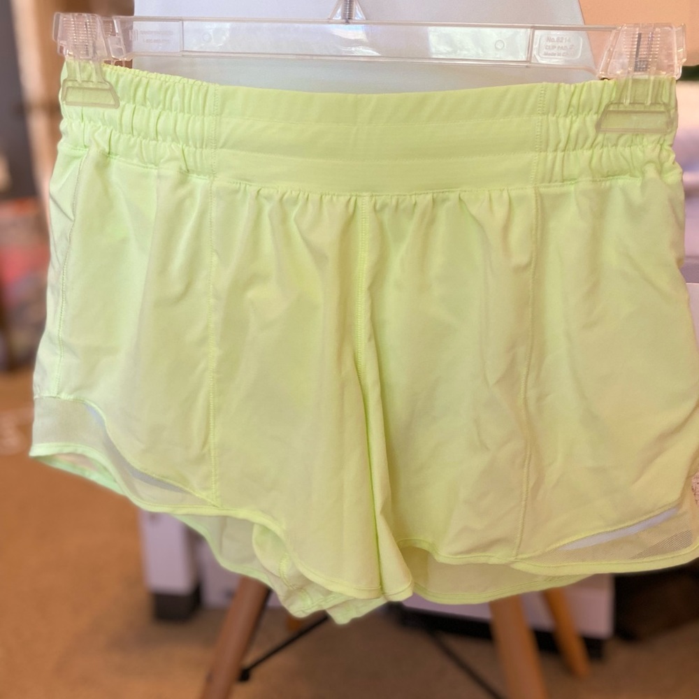 NWT Lululemon Hotty Hot Low-Rise Lined Short 4”